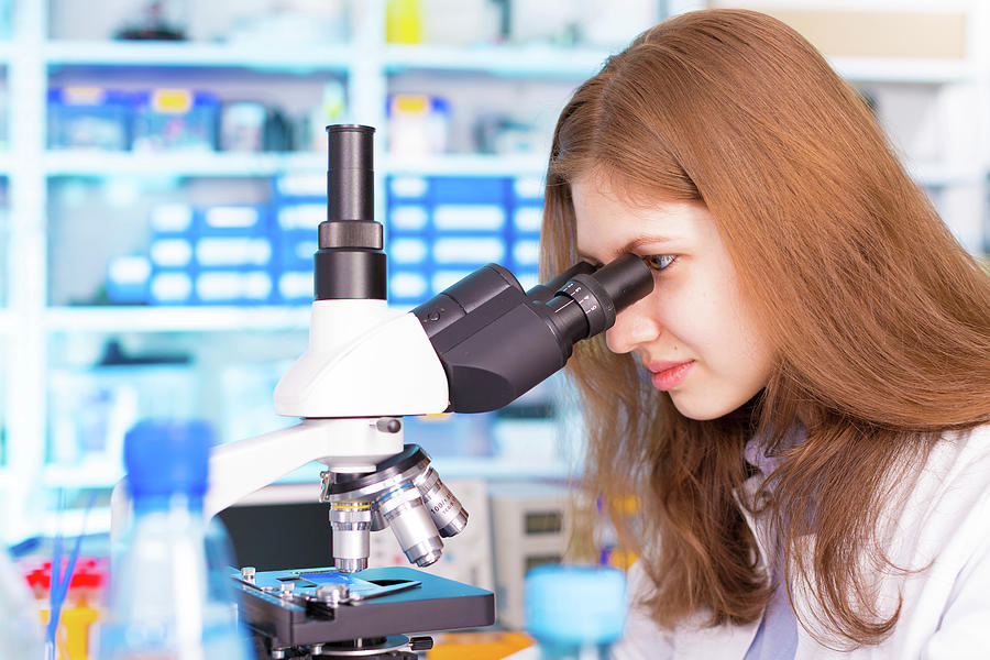 15-woman-using-microscope-wladimir-bulgarscience-photo-library.jpg