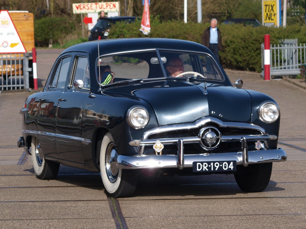 1949_Ford_custom_300_pic2.jpeg