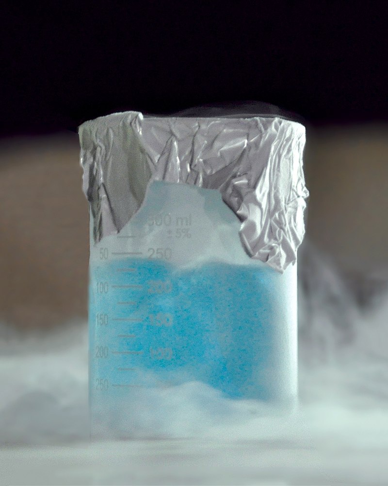 800px-Liquid_oxygen_in_a_beaker_(cropped_and_retouched).jpg