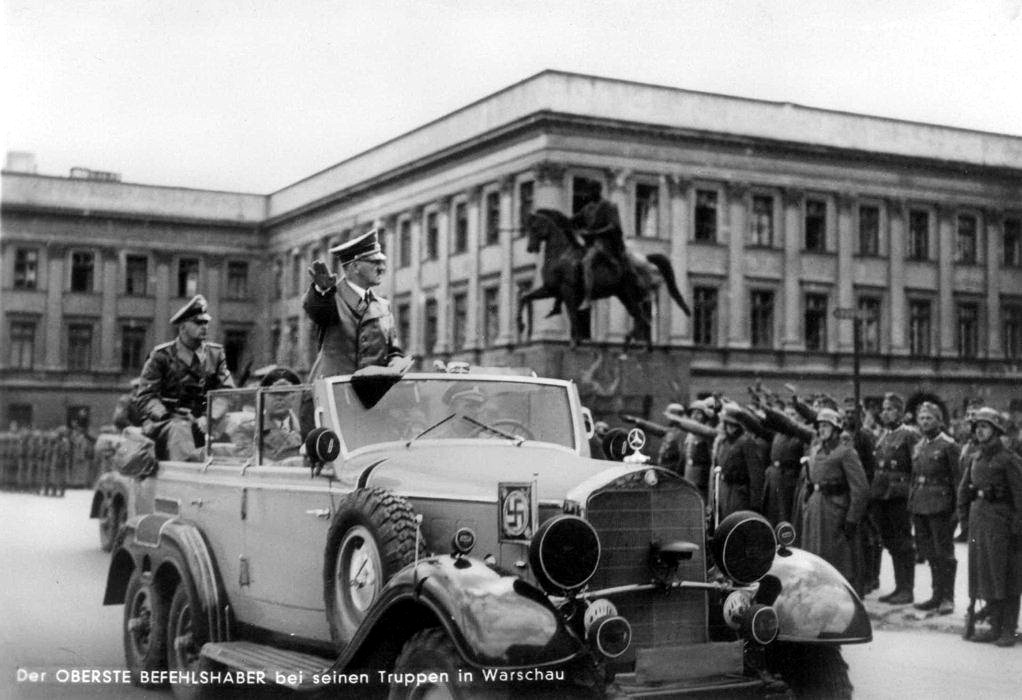Adolf Hitler hailed by his troops in Warsaw Heinz Linge Albert Kesselring.jpg
