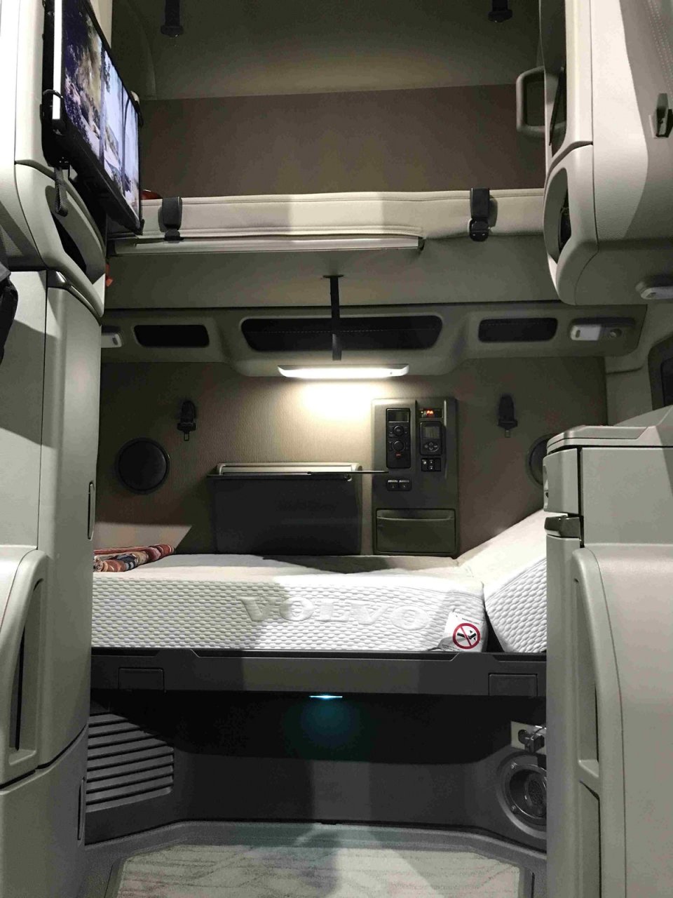 eqw.Volvo-VNL-long-haul-tractor-3.jpeg