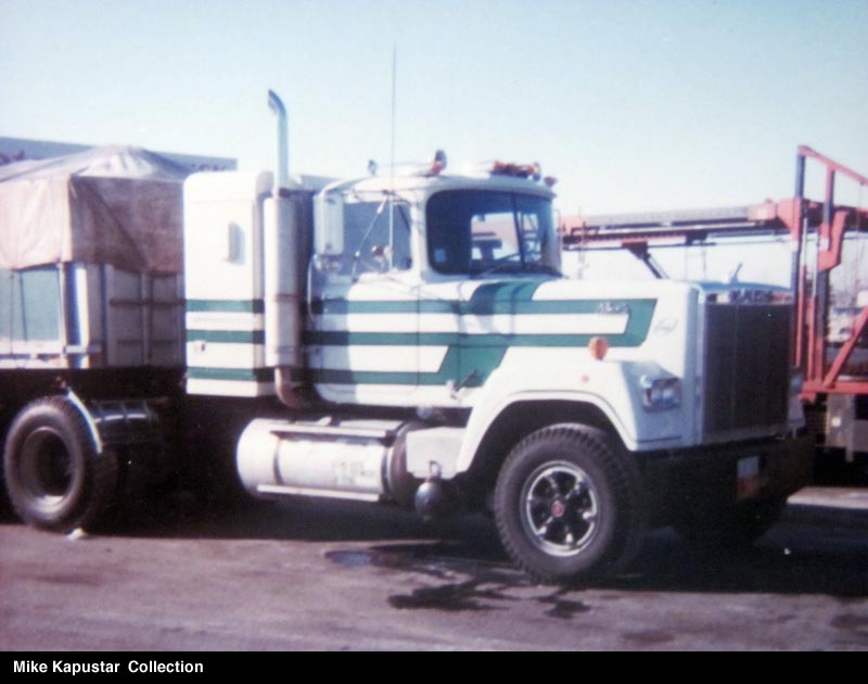 mack_superliner_with_small_sleeper_at_the_76_truck_stop_woodhaven_mi_5-80.jpg