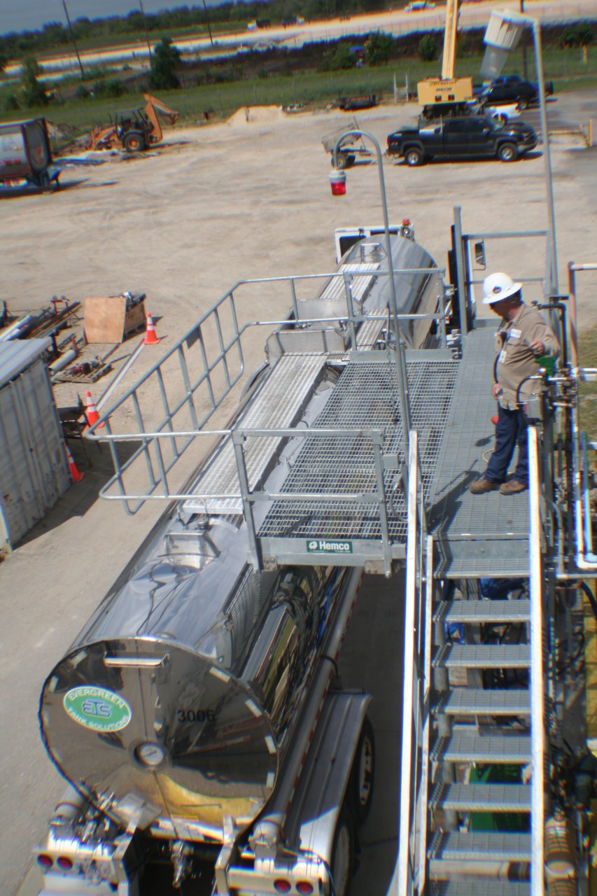 single-spot-bulk-loading-rack-for-tanker-application.jpg