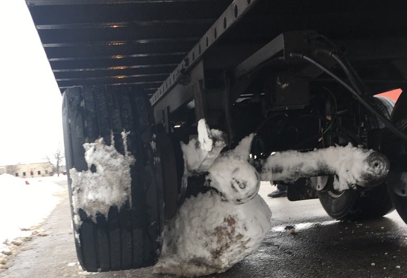 Trucker Doesn’t Notice Dragging Two 1,000lbs Boulders Under His Trailer For A Mile